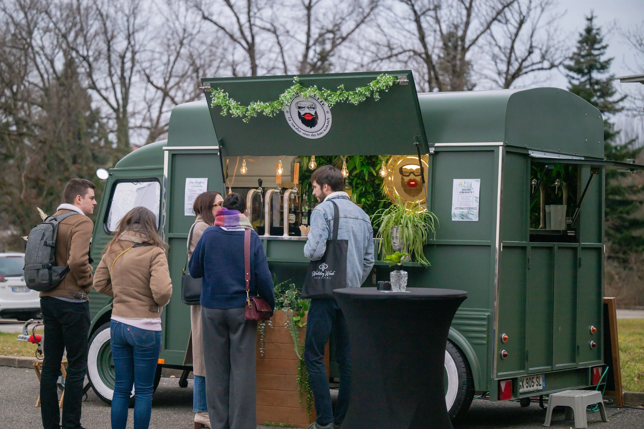 Personnes rassemblées devant le bar truck lors dun mariage