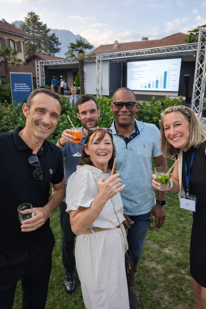 groupe de personne devant le bar à cocktail Le Bar Bichette levant leurs verres lors d'un événement d'entreprise