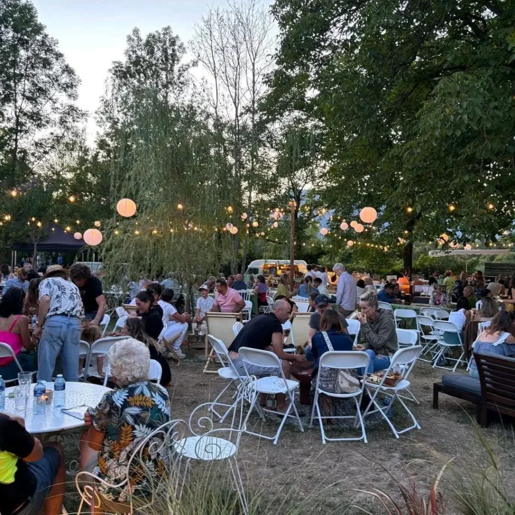 groupe de personne à un événement à Annecy éphémère en train de boire un cocktail avec le bar mobile Le Bar Bichette