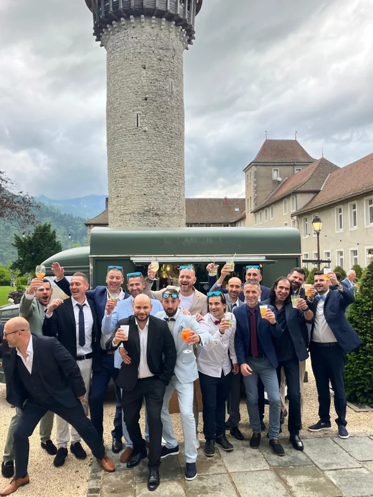un groupe de personne pose devant le bar truck le bar bichette lors d'un événement de mariage