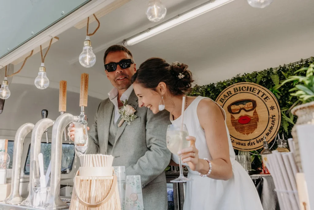 un couple de marié à l'intérieur du bar truck le bar bichette