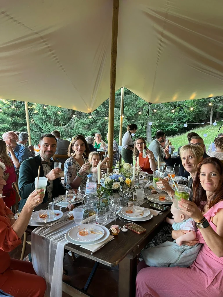 personnes en train de trinquer avec un verre de vin à la main et des planches apéros lors d'un team building en entreprise