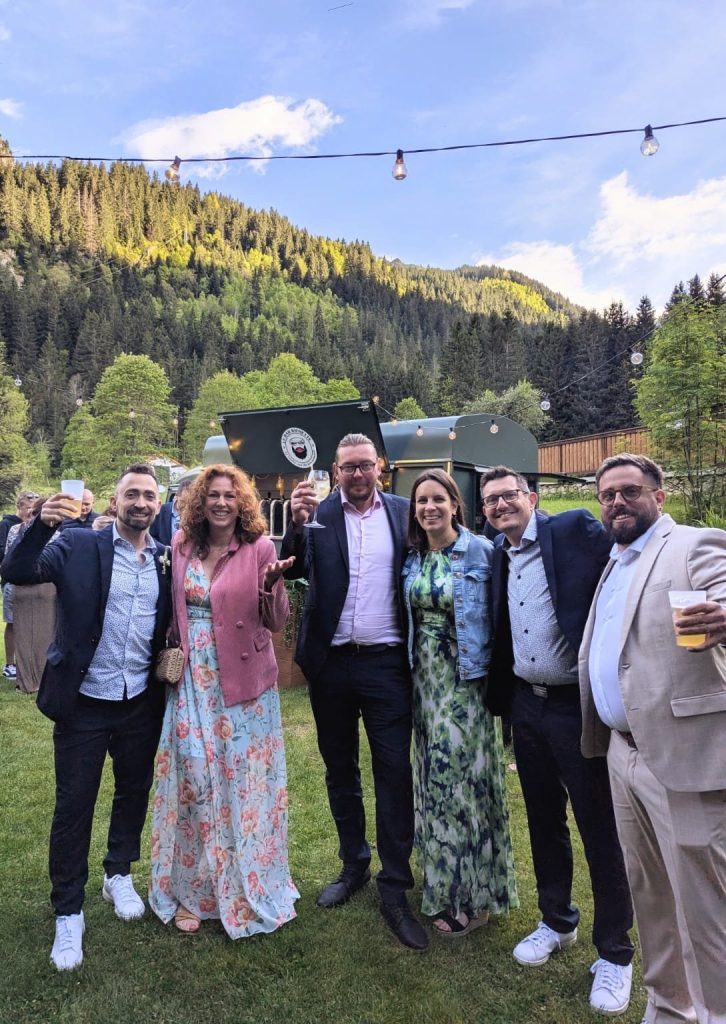 bar mobile pour vin d'honneur à Annecy groupe de personne tenant un cocktail à la main