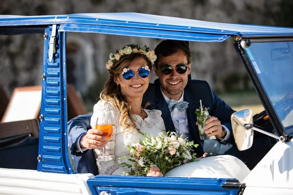 bar mobile pour le vin d'honneur des mariés qui tiennent un mojito et un spriz