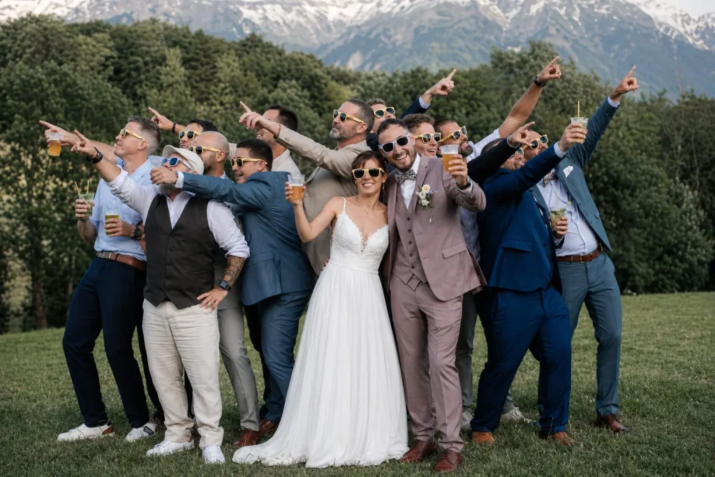 Ambiance folle pour ces marié avec leur invités avec le bar mobile, pour mariage à annecy chambéry et grenoble