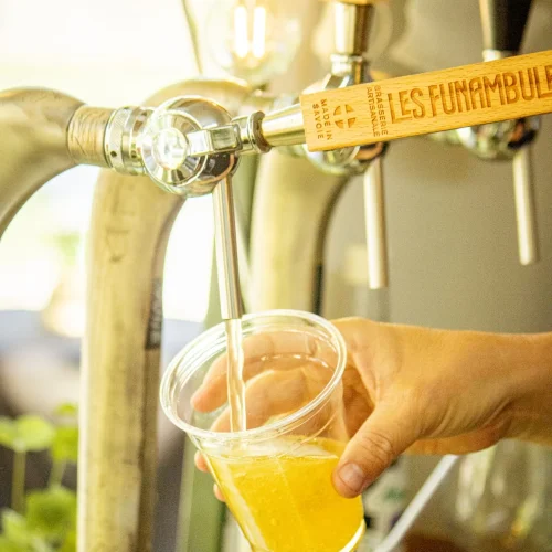 bière qui sort de la tireuse à bière du bar truck Le Bar Bichette